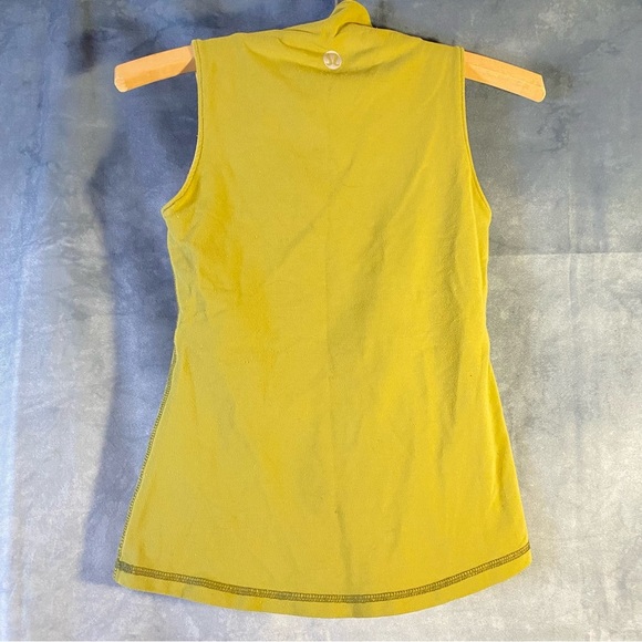 Lululemon Athletica Built in Bra Made In Canada Sleeveless V-Neck Top Womens 8 - Picture 2 of 7